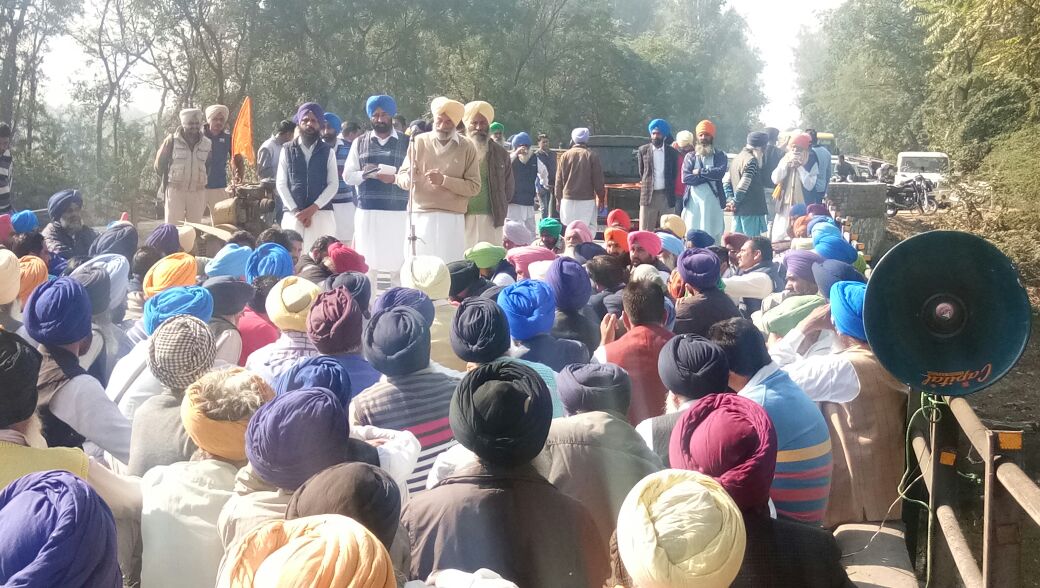 ਭਿੱਖੀ ਸੁਨਾਮ ਰੋਡ ''ਤੇ ਅਕਾਲੀ ਆਗੂਆਂ ਤੇ ਵਰਕਰਾਂ ਨੇ ਦਿੱਤਾ ਧਰਨਾ