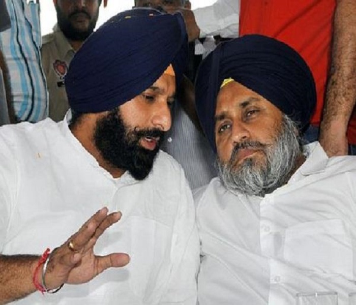 ਅਕਾਲੀ ਵਰਕਰਾਂ 'ਤੇ ਦਰਜ ਮਾਮਲੇ ਦੇ ਖਿਲਾਫ ਧਰਨੇ 'ਤੇ ਬੈਠੇ ਸੁਖਬੀਰ ਅਤੇ ਮਜੀਠੀਆ