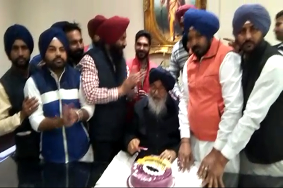 ਸਾਬਕਾ ਮੁੱਖ ਮੰਤਰੀ ਪ੍ਰਕਾਸ਼ ਸਿੰਘ ਬਾਦਲ ਨੇ ਕੇਕ ਕੱਟ ਕੇ ਮਨਾਇਆ ਜਨਮ ਦਿਨ (ਤਸਵੀਰਾਂ)