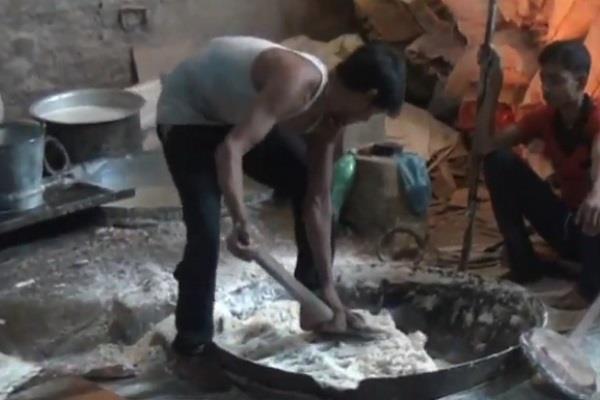 sugar powder was made by foot