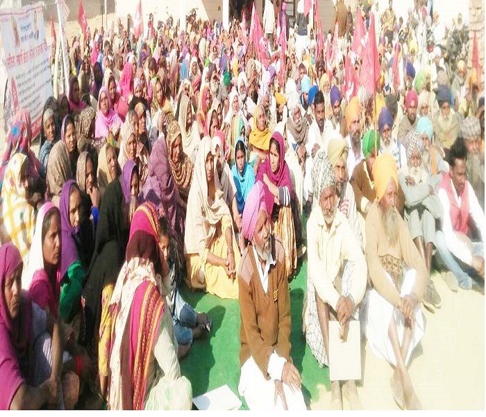 ਹੱਕੀ ਮੰਗਾਂ ਦੀ ਪੂਰਤੀ ਲਈ ਮਜਦੂਰਾਂ ਨੇ ਲਾਇਆ ਧਰਨਾ, ਸਰਕਾਰ ਖਿਲਾਫ ਕੀਤੀ ਨਾਅਰੇਬਾਜੀ