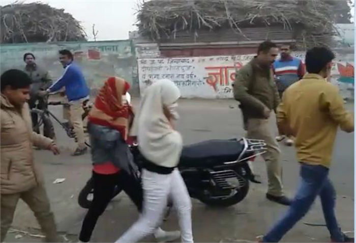 ਮਕਾਨ ''ਚ ਇਤਰਾਜ਼ਯੋਗ ਹਾਲਤ ''ਚ ਫੜੇ ਗਏ ਜੋੜੇ, ਲੋਕਾਂ ਨੇ ਕੁੱਟਿਆ