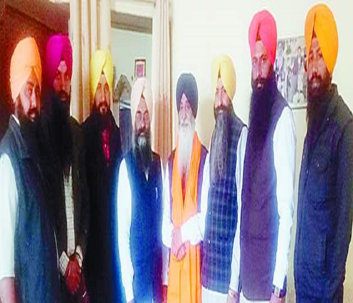 ਫੈੱਡਰੇਸ਼ਨ ਵਰਕਰਾਂ ਸ਼੍ਰੋਮਣੀ ਕਮੇਟੀ ਮੈਂਬਰ ਨੂੰ ਸਨਮਾਨਿਆ