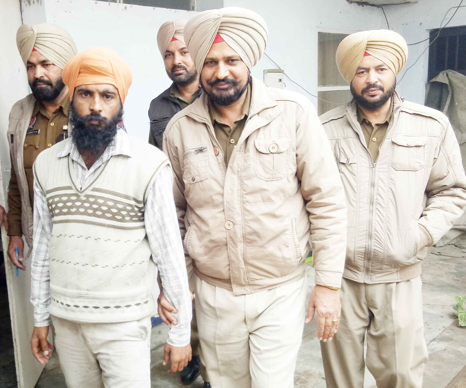 ਬਟਾਲਾ : ਐੱਸ. ਐੱਸ. ਪੀ. ਦਫਤਰ ਦੇ ਬਾਹਰ ਵਿਅਕਤੀ ਵਲੋਂ ਆਤਮਦਾਹ ਕਰਨ ਦੀ ਕੋਸ਼ਿਸ਼