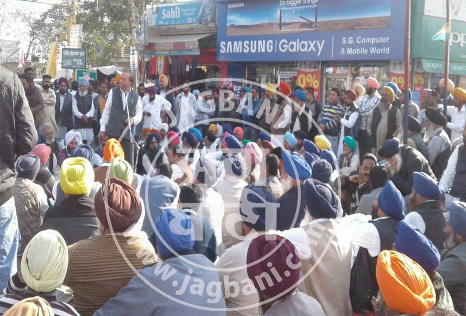 ਮੋਗਾ-ਕੋਟਕਪੂਰਾ ਰਾਜ ਮਾਰਗ ''ਤੇ ਅਕਾਲੀਆਂ ਦਾ ਧਰਨਾ, ਕਿਹਾ ਸਮਾਂ ਆਉਣ ''ਤੇ 21 ਦੇ 31 ਮੋੜਾਂਗੇ