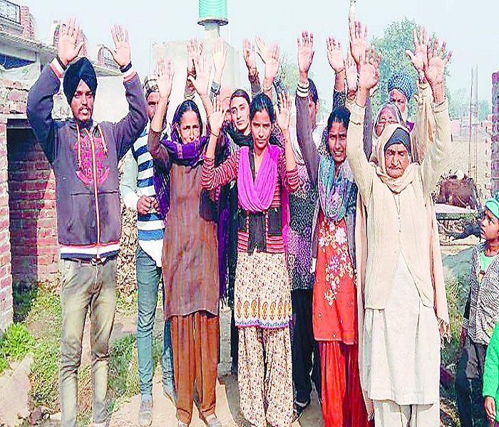 ਮਾਲਕੀ ਵਾਲੀ ਜਗ੍ਹਾ ''ਤੇ ਕਬਜ਼ਾ ਕਰਨ ਦੇ ਵਿਰੋਧ ''ਚ ਨਾਅਰੇਬਾਜ਼ੀ