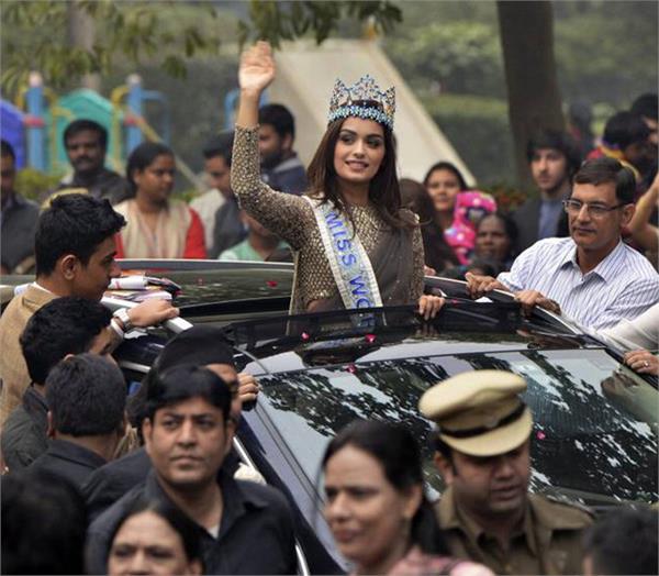 manushi chhillar on delhi road show