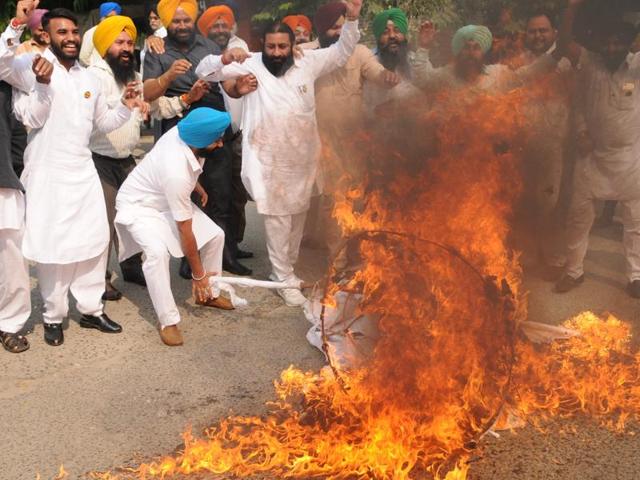 ਸ਼ਿਵ ਸੈਨਾ ਨੇ ਨਹਿਰ ਵਿਭਾਗ ਖਿਲਾਫ ਐਕਸੀਅਨ ਦਾ ਸਾੜਿਆ ਪੁਤਲਾ