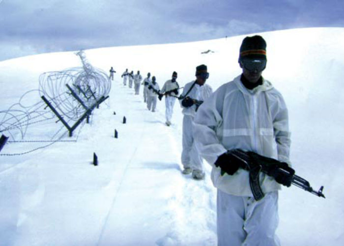 ਬਰਫਬਾਰੀ ਨਾਲ ਟੁੱਟ ਰਹੀ ਫੇਂਸਿੰਗ, ਫਾਈਰਿੰਗ ਦੇ ਡਰ ਹੇਠ ਰਿਪੇਅਰਿੰਗ