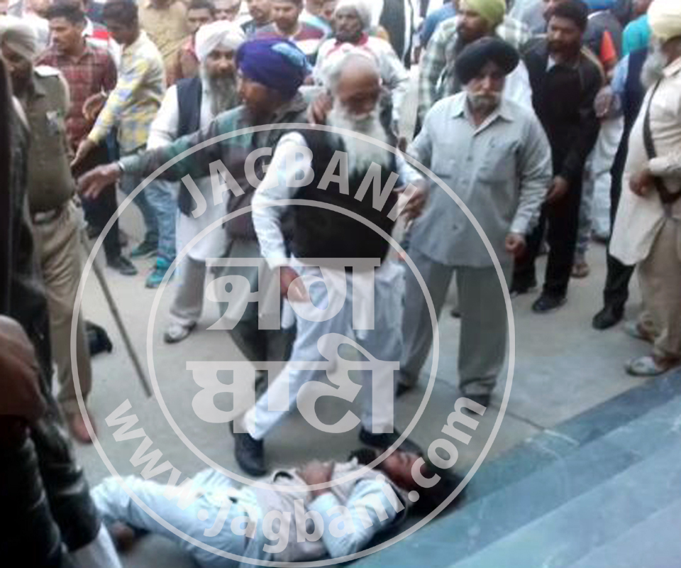 ਬਾਘਾਪੁਰਾਣਾ ''ਚ ਅਕਾਲੀ ਉਮੀਦਵਾਰਾਂ ਦੀ ਬੁਰੀ ਤਰ੍ਹਾਂ ਕੁੱਟਮਾਰ, ਪੱਗਾਂ ਲੱਥੀਆਂ, ਪਾਟੇ ਸਿਰ (ਤਸਵੀਰਾਂ)