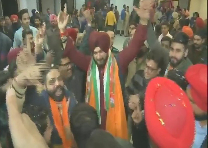 ‘ਗੁਰੂ’ ਨੇ ਠੋਕੀ ਰਾਹੁਲ ਦੇ ਕਾਂਗਰਸ ਪ੍ਰਧਾਨ ਬਣਨ ’ਤੇ ‘ਤਾਲੀ’, ਦਿੱਤਾ ਇਹ ਬਿਆਨ