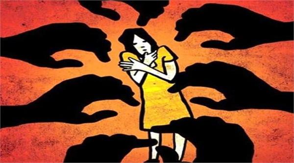 girl kidnapped  gang raped at railway station in bihar