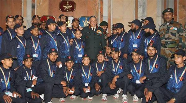 army chief asks kashmiri students  how many people have read holy quran