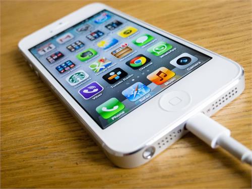 man dies after taking a bath with charging iphone