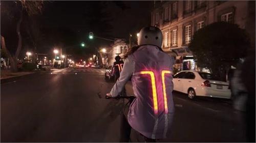 bluetooth cycling vest ensures that drivers see the light