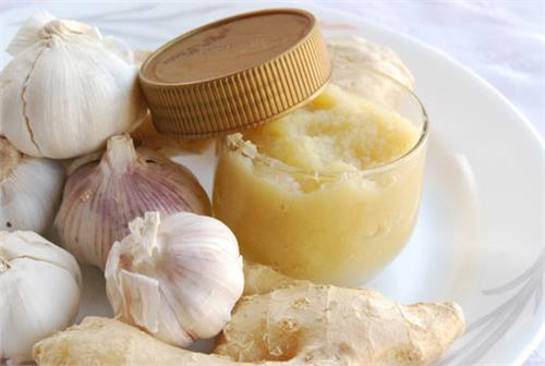 eating garlic and ginger in summer  give many advantages