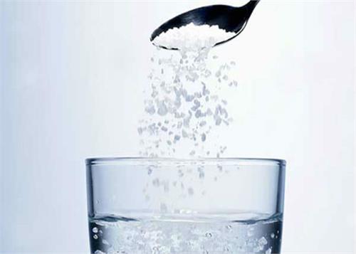 there are many benefits to drinking with salt in warm water