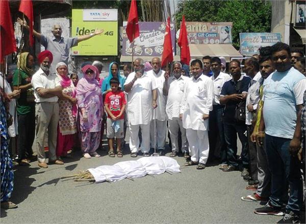comrades cast an effigy of modi government