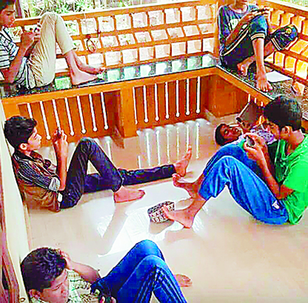 ਛੁੱਟੀਆਂ ਦੀਆਂ ਮੌਜਾਂ, ਵਟਸਐਪ-ਫੇਸਬੁੱਕ ''ਤੇ ਬਿਜ਼ੀ ਫੌਜਾਂ