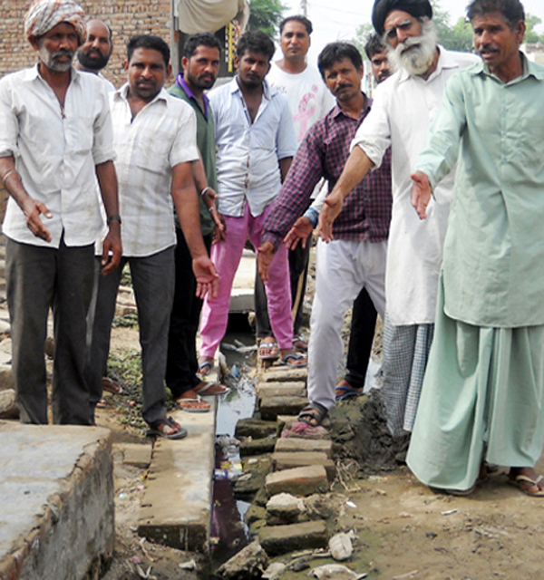 ਠੇਕੇਦਾਰ ਨੇ ਗਲੀਆਂ-ਨਾਲੀਆਂ ਦਾ ਕੰਮ ਅੱਧਵਾਟੇ ਛੱਡਿਆ