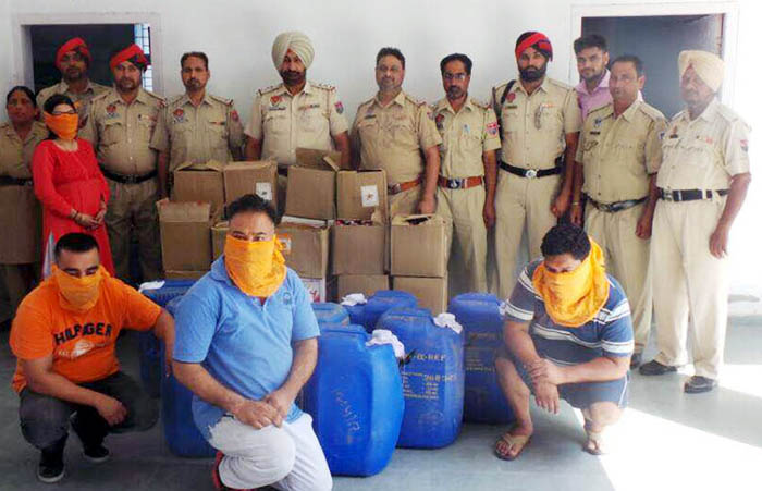 ਸ਼ਰਾਬ ਦੀ ਸਮੱਗਲਿੰਗ ਦੇ ਦੋਸ਼ ''ਚ ਔਰਤ ਸਣੇ 4 ਅੜਿੱਕੇ