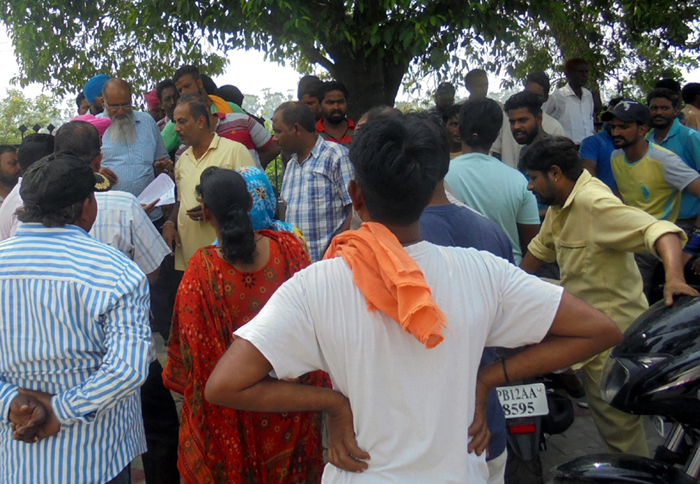 ਕੂੜਾ ਸੁੱਟਣ ਦੇ ਮਾਮਲੇ ''ਚ ਸਫਾਈ ਕਰਮਚਾਰੀ ਨਾਲ ਗਾਲੀ-ਗਲੋਚ