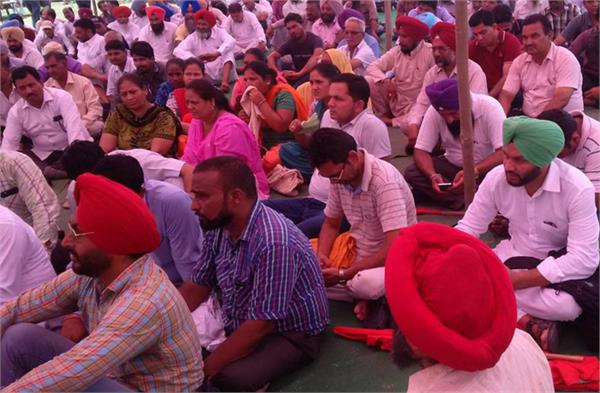 government teachers union protested against the minister  s post