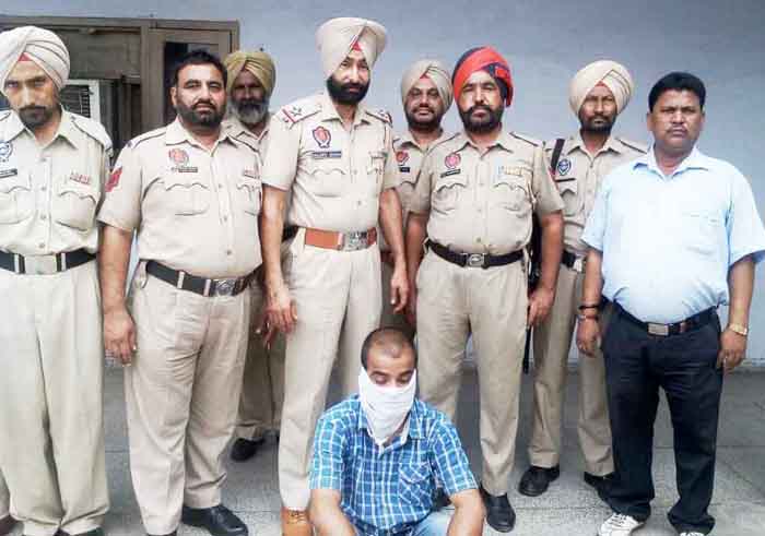 17 ਬੋਤਲਾਂ ਨਾਜਾਇਜ਼ ਸ਼ਰਾਬ ਬਰਾਮਦ