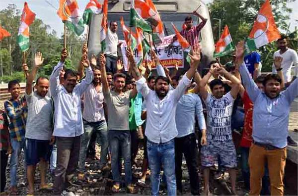 youth congress stopped the train by firing from farmers   killing