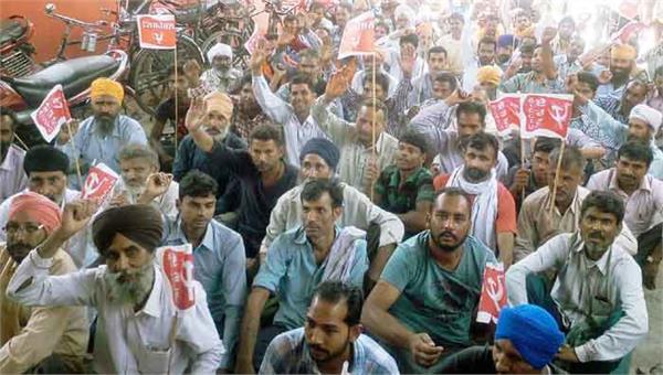 workers protest against the government
