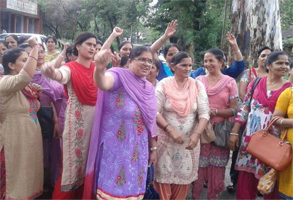 anganwadi supervisors protest protest