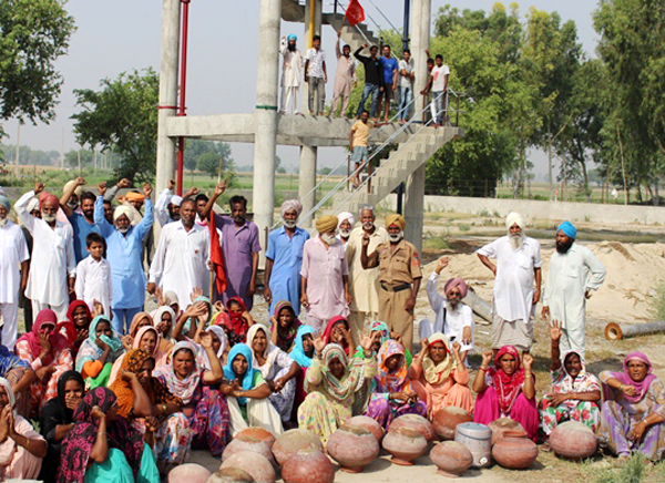 ਪਾਣੀ ਦੀ ਸਮੱਸਿਆ ਨੂੰ ਲੈ ਕੇ ਪਿੰਡ ਵਾਸੀ ਚੜ੍ਹੇ ਟੈਂਕੀ ''ਤੇ
