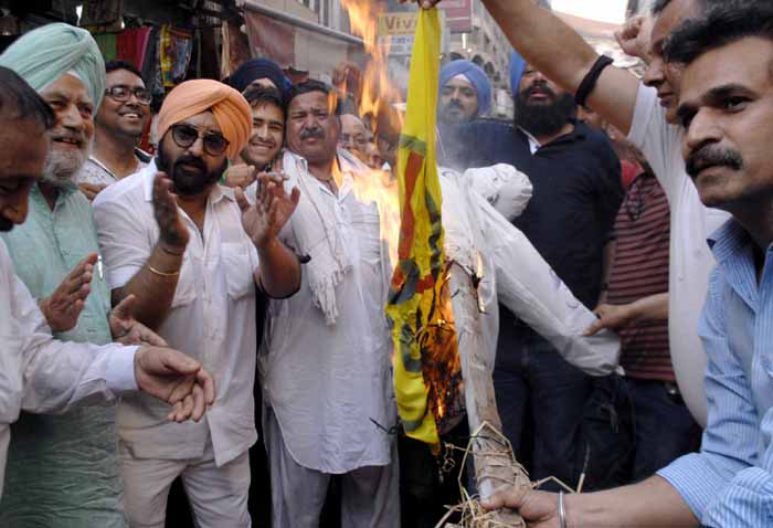 ਕੱਪੜਾ ਵਪਾਰੀਆਂ ਨੇ ਫੂਕਿਆ ਕੇਂਦਰ ਸਰਕਾਰ ਦਾ ਪੁਤਲਾ