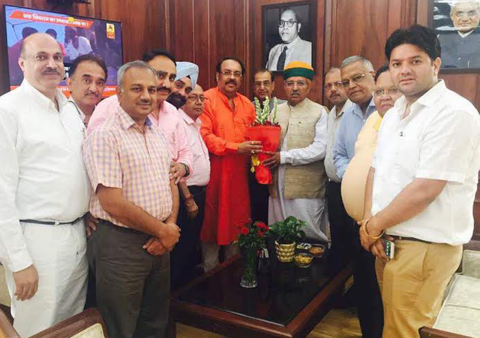 ਐੱਮ. ਪੀ. ਮਲਿਕ ਦੀ ਪ੍ਰਧਾਨਗੀ ''ਚ ਪੰਜਾਬ ਦੇ ਵਪਾਰੀ ਆਗੂਆਂ ਨੇ ਕੀਤੀ ਵਿੱਤ ਰਾਜ ਮੰਤਰੀ ਮੇਘਵਾਲ ਨਾਲ ਮੁਲਾਕਾਤ