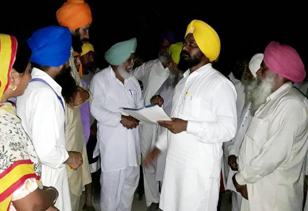 ਗੁਰਦੁਆਰਾ ਸਾਹਿਬ ਨੂੰ ਰਸਤਾ ਨਾ ਮਿਲਣ ਕਾਰਨ ਲੋਕਾਂ ''ਚ ਰੋਸ