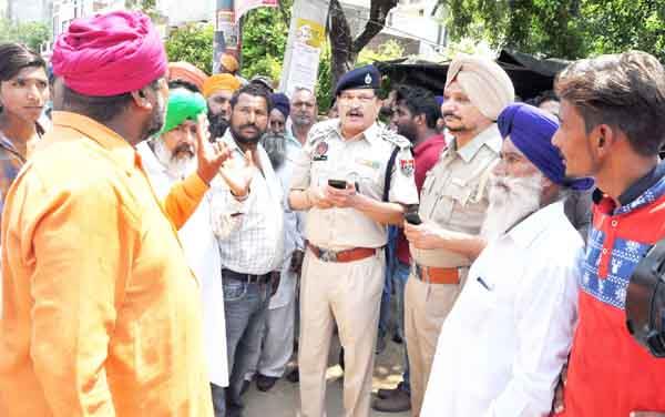 chakka jaam  angry family member of kashmir singh came in