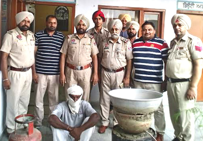 ਚਾਲੂ ਭੱਠੀ ਤੇ 7 ਬੋਤਲਾਂ ਨਾਜਾਇਜ਼ ਸ਼ਰਾਬ ਸਮੇਤ 1 ਕਾਬੂ