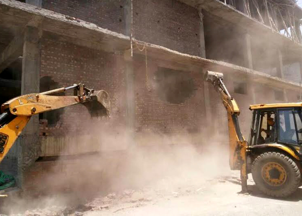 ਨਾਜਾਇਜ਼ ਨਿਰਮਾਣ ''ਤੇ ਚੱਲਿਆ ਬੁਲਡੋਜ਼ਰ, ਬਾਅਦ ''ਚ ਹੋਈ ਸੀਲਿੰਗ