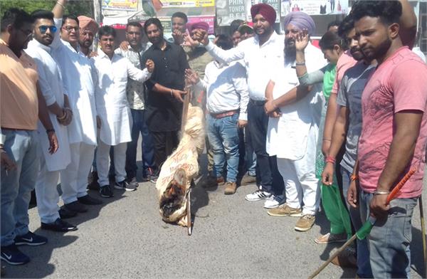 punjab youth congress blasts modi  s womb