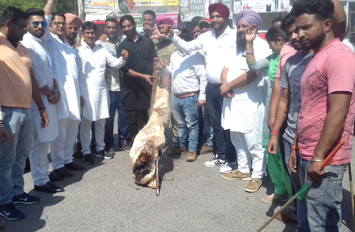 ਪੰਜਾਬ ਯੂਥ ਕਾਂਗਰਸ ਨੇ ਫੂਕਿਆ ਮੋਦੀ ਦਾ ਪੁਤਲਾ