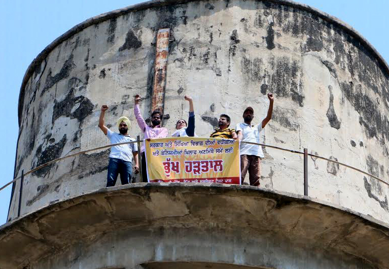 ਬੇਰੁਜ਼ਗਾਰ ਅਧਿਆਪਕ ਟੈਂਕੀ ਉੱਤੇ ਚੜ੍ਹੇ, ਭੁੱਖ ਹੜਤਾਲ ਕੀਤੀ ਸ਼ੁਰੂ