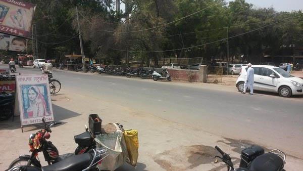 roads on the roadside vehicles are an invitation to accidents