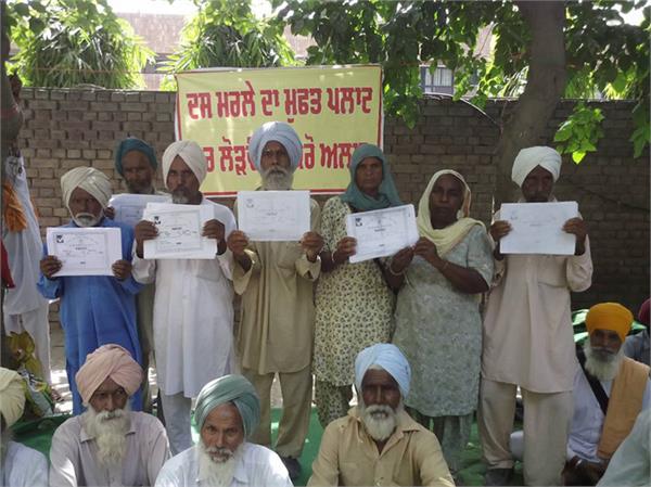 mazdoor family waiting for plots from 4 decades