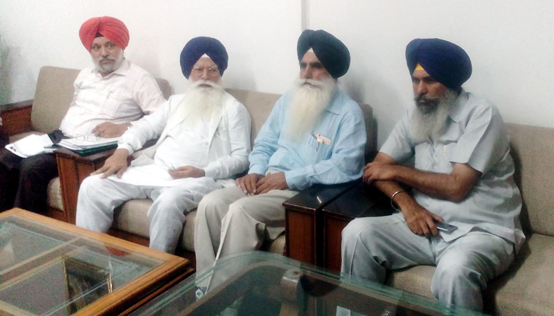 ਜਾਖੜ ਅੰਦਰਖਾਤੇ ਕੈਪਟਨ ਦੀ ਕੁਰਸੀ ਨੂੰ ਹਥਿਆਉਣ ਲਈ ਤਰਲੋਮੱਛੀ ਹੋ ਰਹੇ ਹਨ