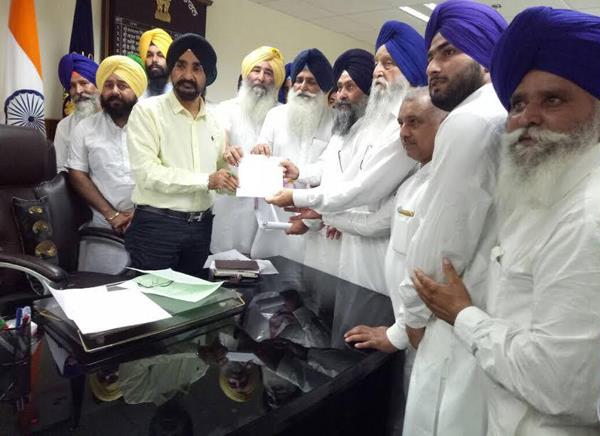 district leadership of shiromani akali dal dharna given next to the office