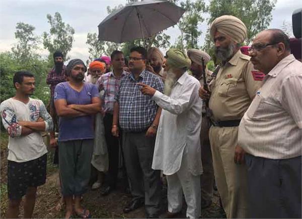 the deputy commissioner of the ditch lying in the canal has reviewed