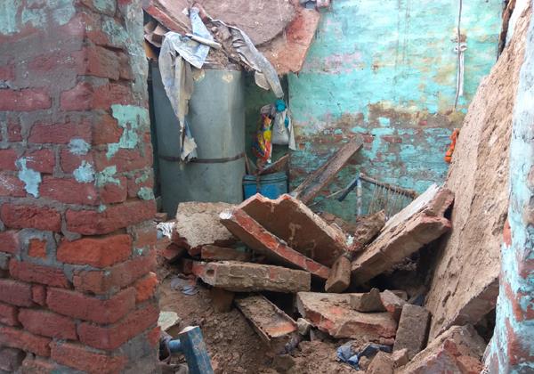 three injured  including a laborer  after the ceiling of the house collapsed