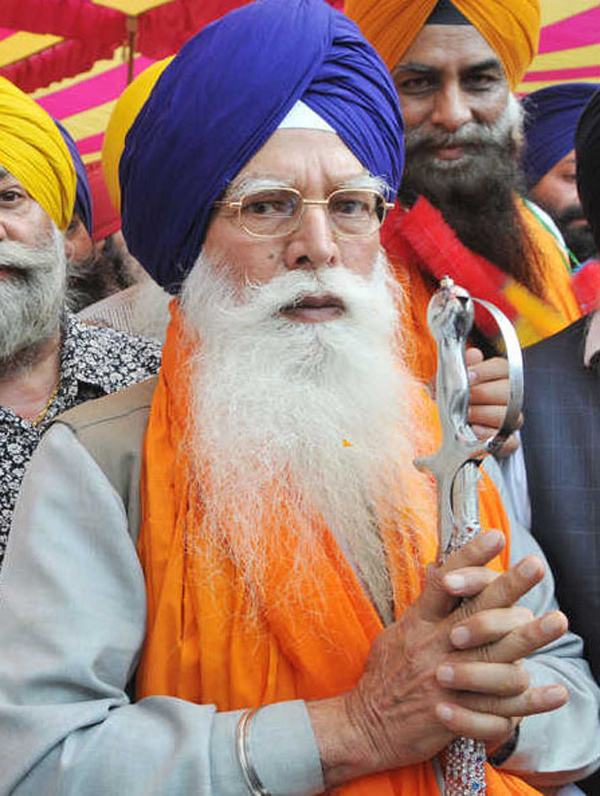 ਕਾਂਗਰਸੀਆਂ ਦੀ ਸ਼ਹਿ ''ਤੇ ਲੰਗਰ ਕਮੇਟੀ ਵੱਲੋਂ ਕਬਜ਼ਾ ਕਰਨ ਦੀ ਕੋਸ਼ਿਸ਼ ਕਾਰਨ ਸਥਿਤੀ ਤਣਾਅਪੂਰਨ