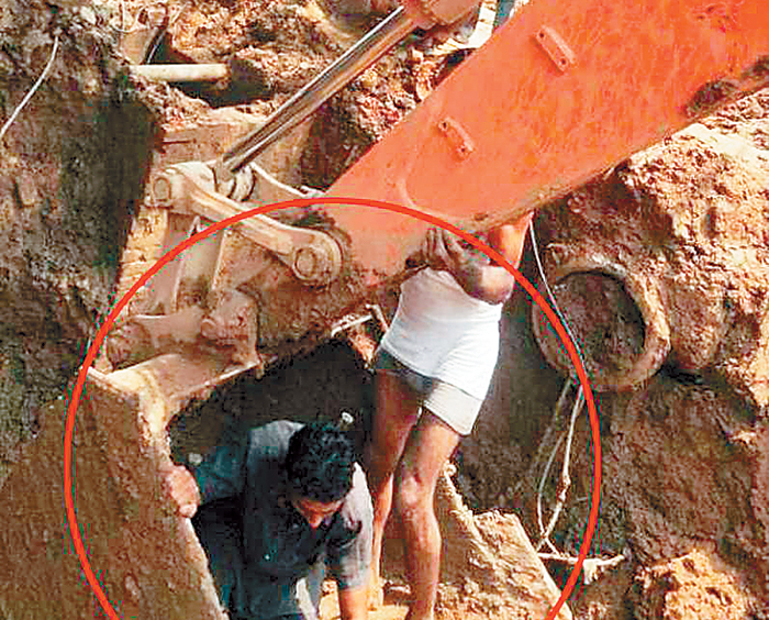 ਸੀਵਰੇਜ ਜਾਮ ਖੋਲ੍ਹਣ ਲਈ : ਸੜਕ ਦੀ ਮੁੜ ਖੋਦਾਈ ਸ਼ੁਰੁ, ਮਜ਼ਦੂਰਾਂ ਦੀ ਜਾਨ ਰੱਬ ਆਸਰੇ