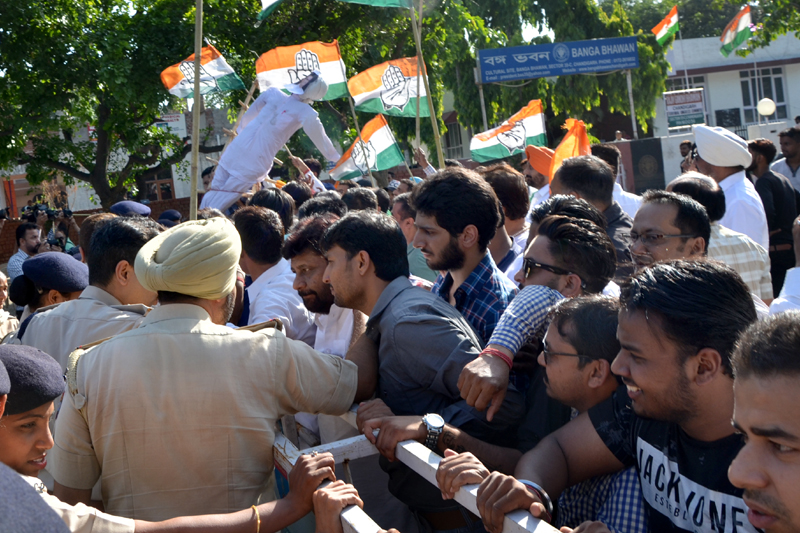 ਕਿਸਾਨਾਂ ''ਤੇ ਗੋਲੀ ਚਲਾਉਣ ਦਾ ਵਿਰੋਧ, ਕਾਂਗਰਸ ਨੇ ਕੀਤਾ ਪ੍ਰਦਰਸ਼ਨ